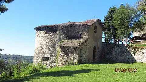 Une des tours les mieux conservées de la forteresse.