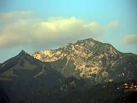 Vue du Merdasson tout à gauche, dominé par les rochers de Naye.