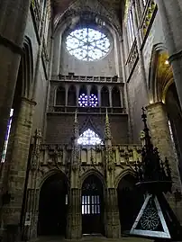 Bras sud du transept avec l'ancien jubé placé sur le revers de la façade.
