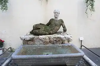 La fontaine en 2020, après restauration.