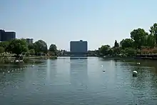 Le Laghetto de l'EUR, et au fond, le palais de l'ENI