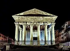 Façade du temple, de nuit.