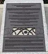 Plaque de la statue de Ronald Reagan, qui inclut un segment du mur de Berlin.