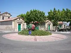 Rond-point de la fraise à Velleron, entre Carpentras et Pernes