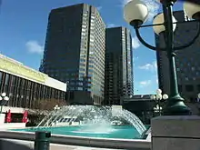 Fontaine sur le toit, vue vers le Complexe Desjardins