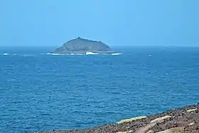 Roque del Oeste vu depuis l'île La Graciosa.