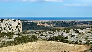 Au loin la Méditerranée.