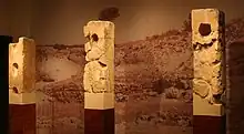 Pilier avec des alvéoles céphaloïdes qui devaient probablement exposer les têtes-trophées (Roquepertuse).