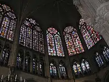 Exemple très précoce de claire-voie, le triforium du chœur de la cathédrale de Troyes est ajouré par un remplage correspondant percé dans le mur de fond vers le milieu du XIIIe siècle.