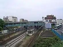 vue d'ensemble de la gare, voies, quais, passerelle et bâtiment voyageurs