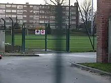 Photo du stade Dubrulle-Verriest vu de derrière un but.