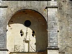 Le décor au-dessus du portail.