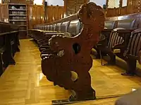 Bois sculpté dans la grande salle