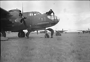 Photo noir et blanc de l'avant d'un bombardier