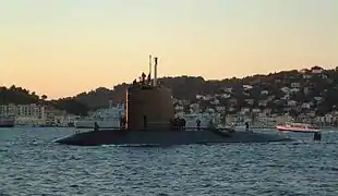 Le Rubis en manœuvre dans la rade de Toulon en octobre 2001.