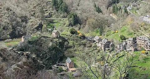 Chapelle Saint-Roch, le Dourdou et la rue Charlemagne à droite (le pont est en bas de cette rue).