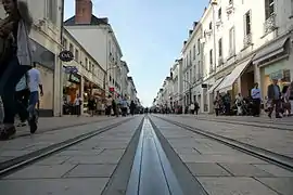 Vue des rails du tramway qui parcourt la rue Nationale.