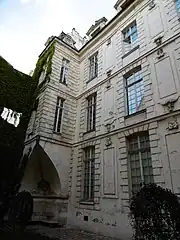 Aile sur jardin avec cabinet proéminent.