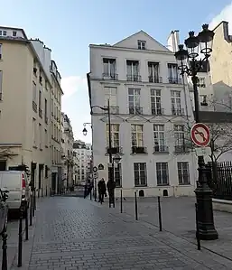 Rue de la Lune - angle de la rue Notre-Dame de Bonne Nouvelle. Maison XVIIe siècle.