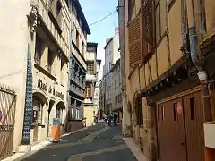 La rue de la Coutellerie à Thiers (Puy-de-Dôme), où de nombreuses maisons à pan-de-bois avec de multiples encorbellements sont présentes.