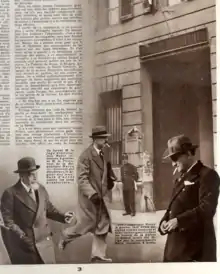 entrée du siège de la rue des Saussaies, un immeuble plutôt miteux, en arrière-plan de trois personnages