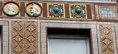 Céramiques sur la façade du no 42