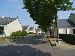 Rue du Péloponèse, au fond l'hôpital Sud