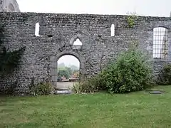 Mur sud en moëllons de schiste.