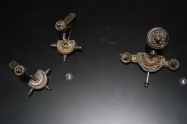 Culture de Sintana de Mures (Wisigoths). Moldavie, IVe s. Paire de fibules et fibule de type « monstruoso ». Musée national d'histoire de Moldavie