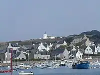 Le sémaphore avec au 1er plan, le port de Ploumanac'h