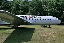 Caravelle exposée, parquée dans l'herbe, de profil. Peinture blanche.