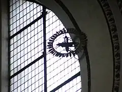 Le rayon de l'étoile polaire passe par la fente supérieure de la croix.