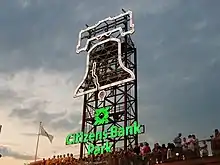 Tour métallique supportant un contour illuminé de la Liberty Bell et les mots « Citizens Bank Park.