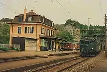 La gare d'Eclépens en 1992 avec un train à quai.