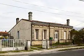 Échoppe à entrée en saillie.