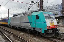 2807 en livrée Benelux avec nom de baptême et ligne bleue (2024).
