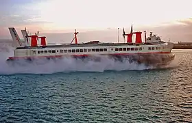 L'aéroglisseur Mark 3 SR-N4  arrivant à Douvres lors de son dernier trajet commercial le premier octobre 2000.