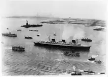 Le Normandie passe devant Ellis Island