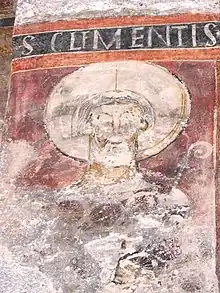 Restes de peinture originaux demeurés sur place.