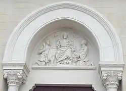 Le dessus de la porte de l'église, tympan sculpté.