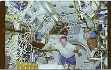 Photographie d'un homme en apesanteur se déplaçant vers l'objectif en flottant.