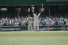 Photographie représentant Sachin Tendulkar célébrant un century, prise en 2008.