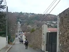 En face, en arrivant à Beaunant, on aperçoit la dernière difficulté du parcours de la SaintéLyon, à environ 7 kilomètres de l'arrivée.