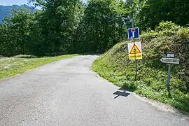 Route communale menant au hameau du Couttarey.