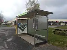 Photo d'un abribus en verre.