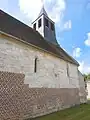 Côté nord de l'église Saint-Aubin, avec deux fenêtres à arc dentelé.