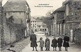 Les écoles et la gendarmerie.