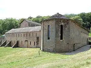 Vue depuis l'est sur l'église, son chevet et les bâtiments monastiques.