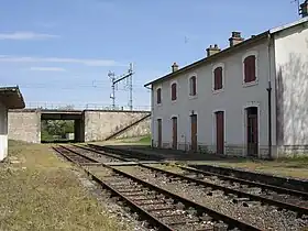 Gare de Saint-Bonnet-en-BresseDepuis l'ancienne ligne Chagny-Dole, vue sur la ligne de Dijon - Saint-Amour, sur le passage supérieur