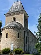 L'église Saint-Saturnin et le monument aux morts.